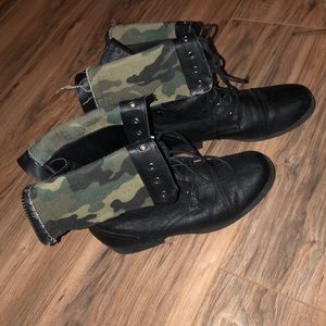 Camo lace-up boots